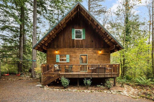 Exquisite and Comfy Riverside Retreat, Huge Deck, Two Fire-Tables, BBQ, New Décor and Furnishing