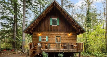 Exquisite and Comfy Riverside Retreat, Huge Deck, Two Fire-Tables, BBQ, New Décor and Furnishing