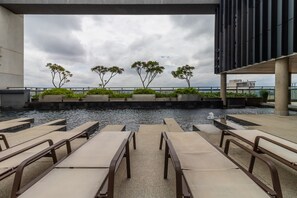 A rooftop pool area with lounge chairs and planters. - Rep1204 Setin Downtown Rep Blica (São Paulo)