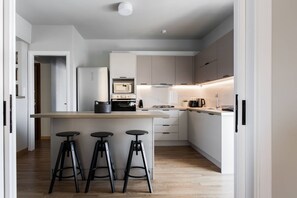 Fridge, oven, dishwasher, coffee/tea maker