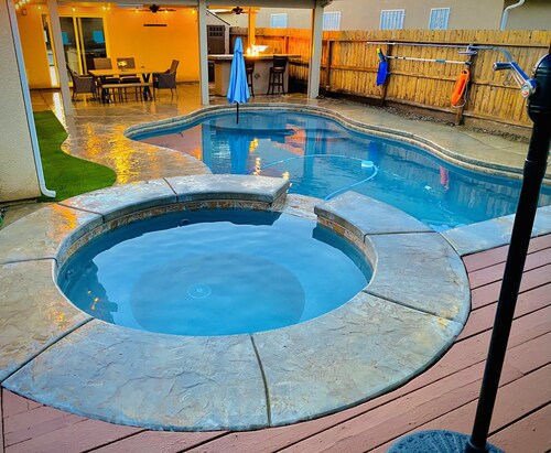 Beautiful home W/Pool, Spa, Fire pit & Outdoor grill.