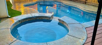 Beautiful home W/Pool, Spa, Fire pit & Outdoor grill.