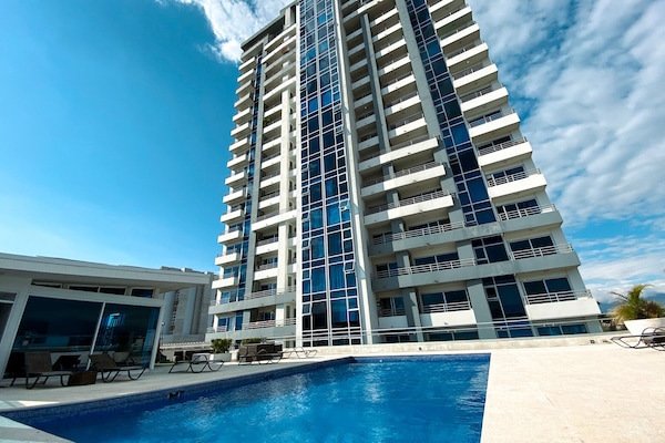 Una piscina al aire libre, una piscina climatizada