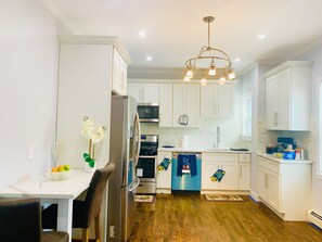 Fridge, microwave, oven, stovetop - MODERN LUXE 2 - 4BEDROOMS/4BEDS/1SOFA - APARTMENT (Mount Vernon)