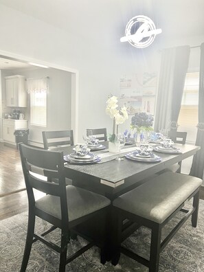 Dining - MODERN LUXE 2 - 4BEDROOMS/4BEDS/1SOFA - APARTMENT (Mount Vernon)