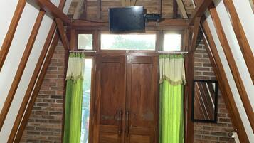 Deluxe Room | 1 bedroom, bed sheets