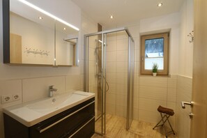 Kombinert dusj/badekar og håndklær