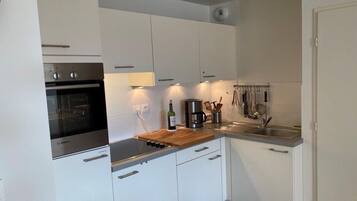 Réfrigérateur, micro-ondes, four, cafetiÚre/bouilloire