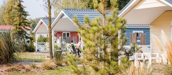 Cozy chalet with covered terrace, in a holiday park on the Leukermeer