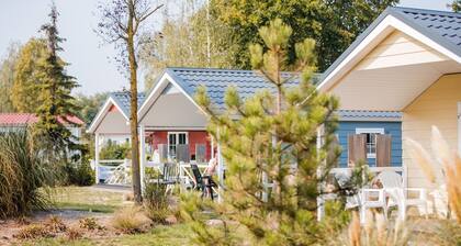 Cozy chalet with covered terrace, in a holiday park on the Leukermeer