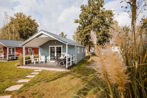 Cozy chalet with covered terrace, in a holiday park on the Leukermeer