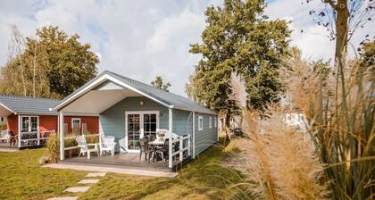 Cozy chalet with covered terrace, in a holiday park on the Leukermeer