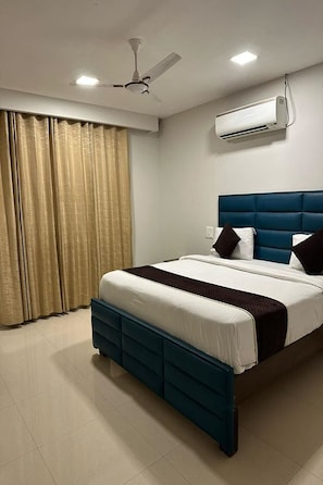 Deluxe Room | Desk, free WiFi, bed sheets - Amenda International near IGI airport (New Delhi)