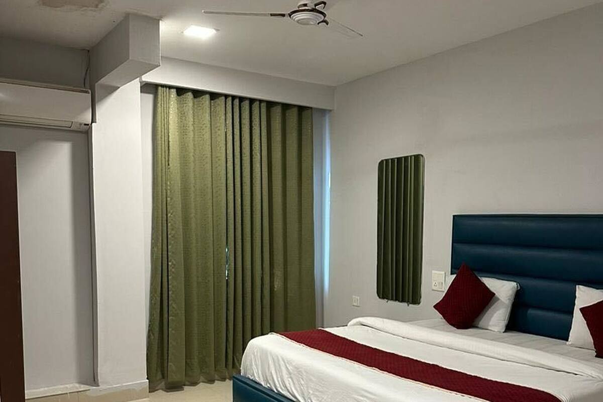 Family Room | Desk, free WiFi, bed sheets