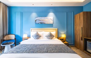 Phòng Deluxe | Bộ đồ giường cao cấp, minibar, két bảo mật tại phòng, bàn 
