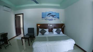 Escritorio, tabla de planchar con plancha, wifi gratis y ropa de cama