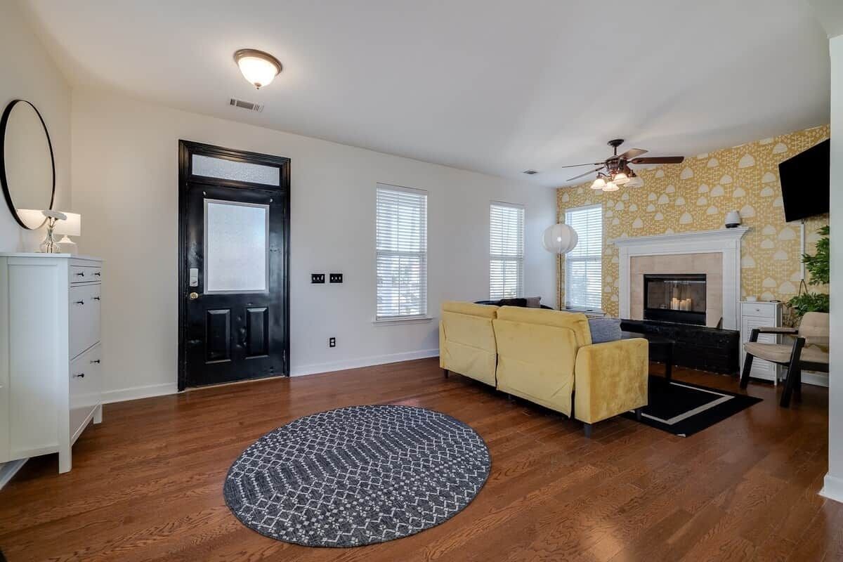 Smart-TV, Kamin, Bücher, Drucker