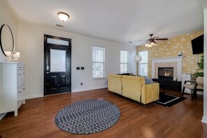 Smart-TV, peis, bøker og printere