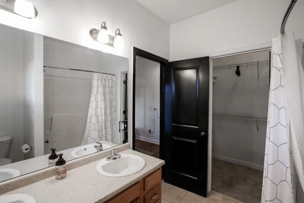 Een bad/douchecombinatie, een haardroger, zeep, shampoo