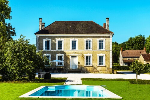 Jolie maison 15 pers piscine chauffée couverte privée calme
