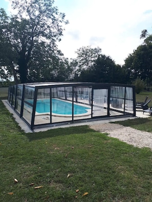 Utomhuspool och uppvärmd pool