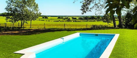 Piscina all'aperto, una piscina riscaldata