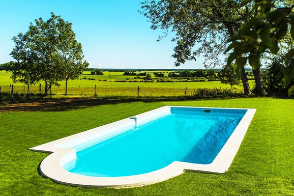 Una piscina al aire libre, una piscina climatizada