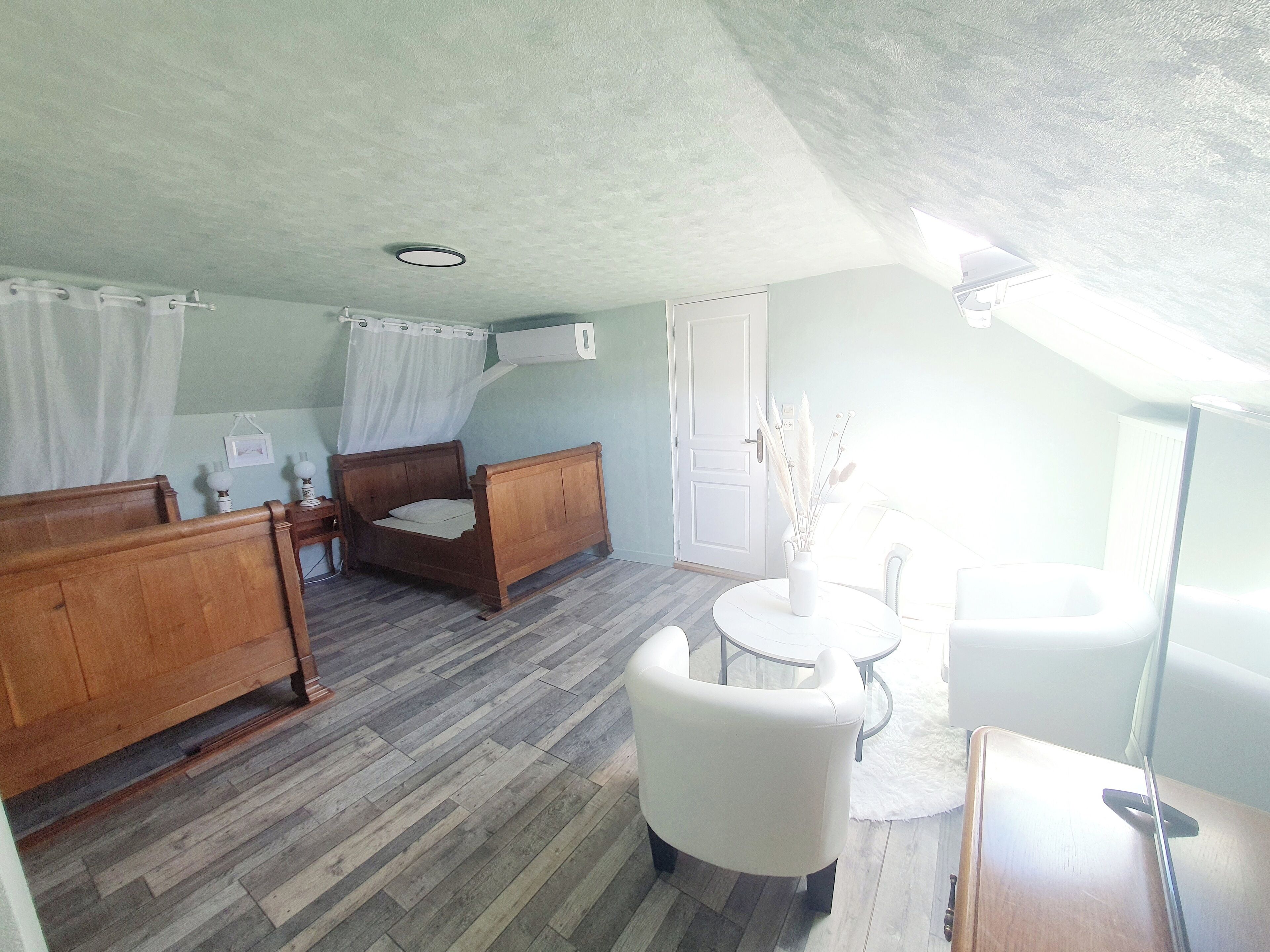 3 chambres, bureau, fer et planche à repasser, lit parapluie