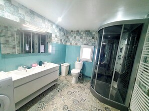 Shower, hair dryer, soap, toilet paper - Gîte de montapeine XL (Breteau)