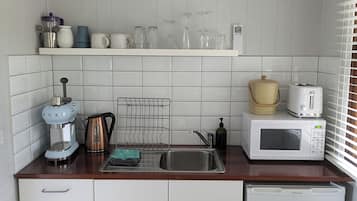 Kühlschrank, Mikrowelle, Herdplatte, Wasserkocher