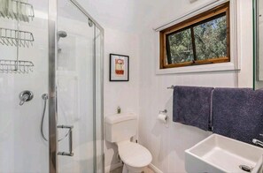 Dusche, Haartrockner, Handtücher, Seife