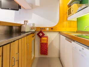 Réfrigérateur, micro-ondes, lave-vaisselle, cafetière/bouilloire