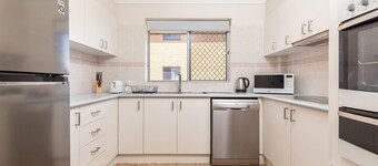 Spacious 2 Bedroom unit on the edge of Wallis Lake.