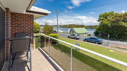 Spacious 2 Bedroom unit on the edge of Wallis Lake.