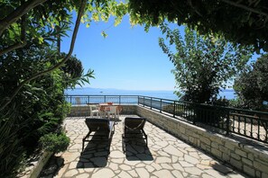 1 bedroom - Dina Beach Front Apartment (Corfu)