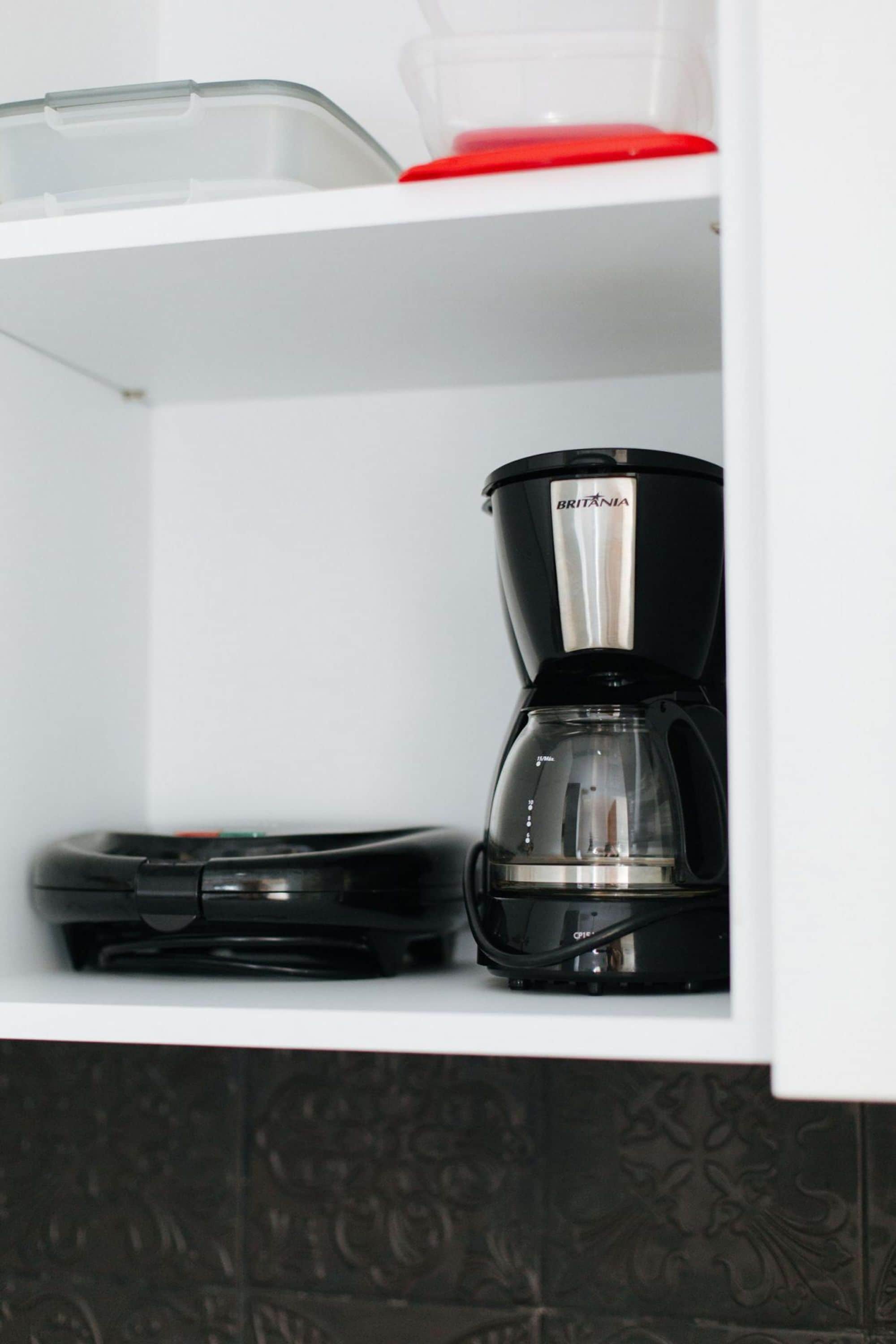 Eine Küche mit einer Kaffeemaschine auf der Arbeitsplatte.