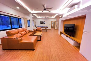 家庭頂樓客房 | 客房內保險箱、書桌、免費無線上網、床單