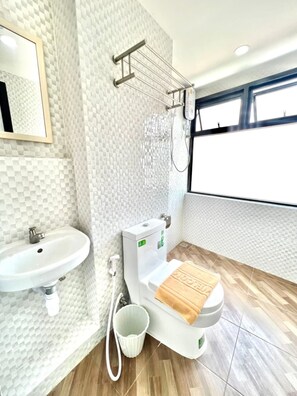 豪華雙人房, 陽台 | 浴室 | 淋浴設備、免費盥洗用品、毛巾