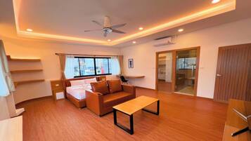 Family Penthouse | In-room safe, desk, free WiFi, bed sheets