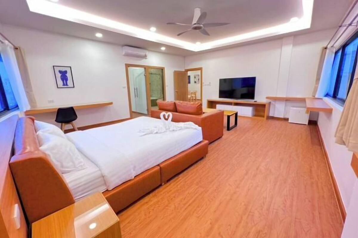 In-room safe, desk, WiFi (free), bed sheets