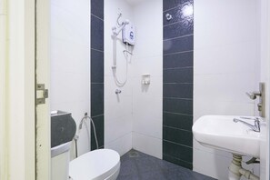 Douche, articles de toilette gratuits, sèche-cheveux