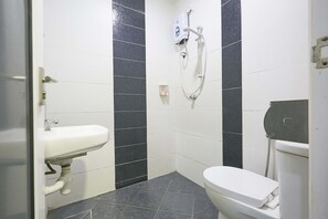 Quarto standard | Banheiro | Chuveiro, produtos de toalete grátis