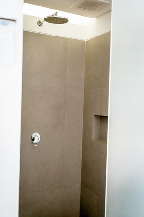 Villa, 2 chambres | Salle de bain | Douche, articles de toilette (gratuits), serviettes fournies, savon