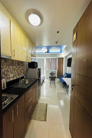 Desk, free WiFi, bed sheets