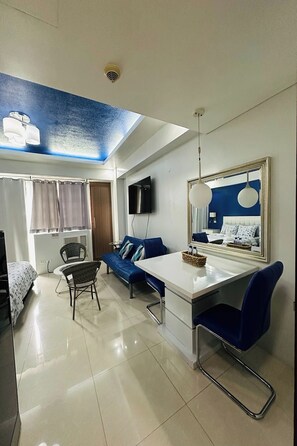 Desk, free WiFi, bed sheets - Del'S Condotel across NAIA Terminal 3 (Pasay)