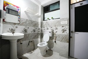 Deluxe-Zimmer | Badezimmer | Dusche, kostenlose Toilettenartikel, Handtücher