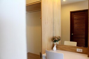 Habitación familiar | Caja de seguridad en la habitación, escritorio y insonorización 