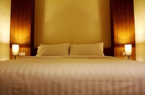 Habitación estándar, 1 cama King size | Caja de seguridad en la habitación, escritorio y insonorización 