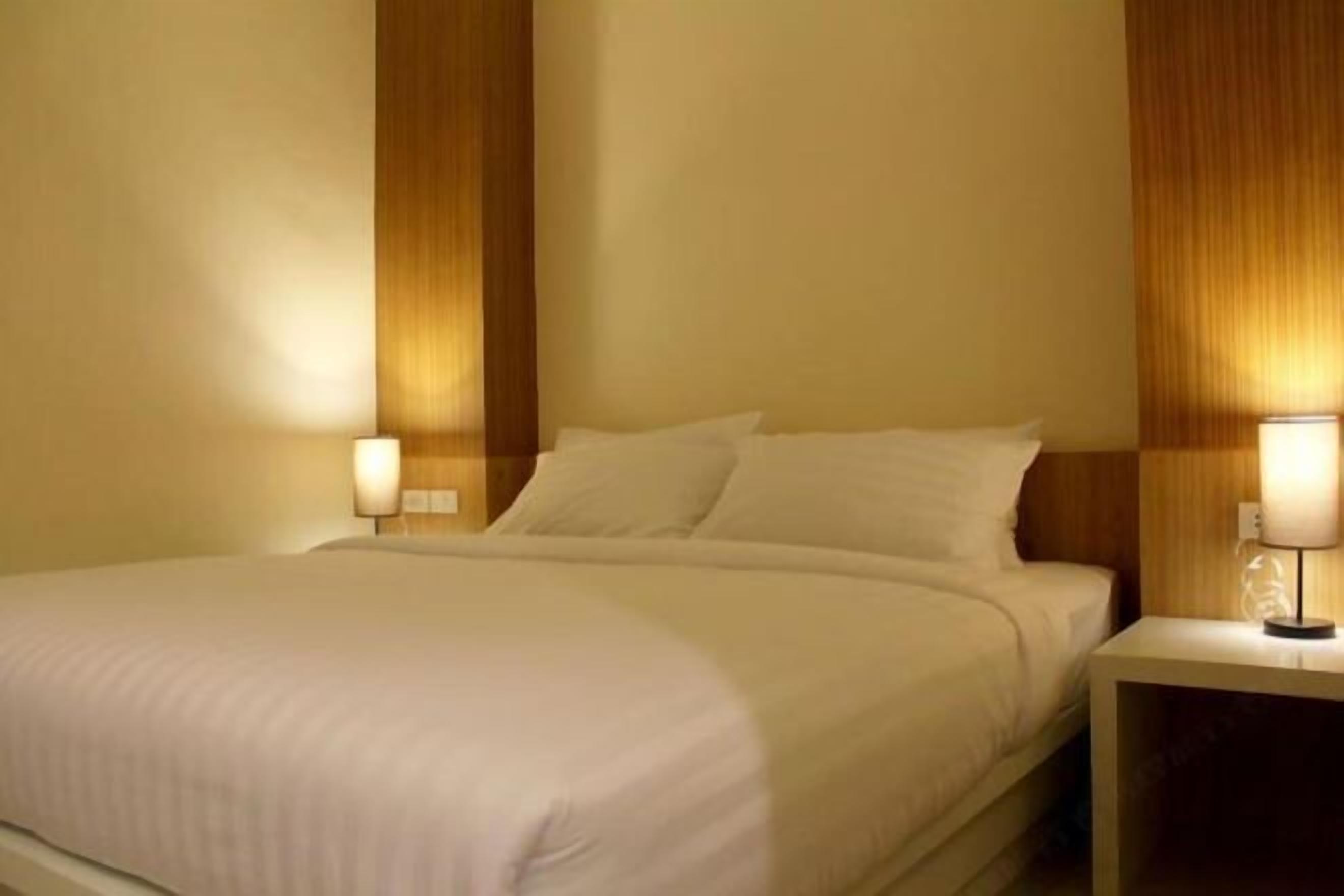 Een kluis op de kamer, een bureau, geluiddichte muren