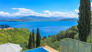 A pool with a view of a lake and mountains. - Villa Triantafyllo in Kentroma (Corfu)